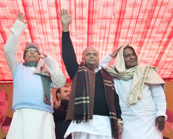 नई दिल्ली में जंतर-मंतर पर मोदी सरकार के खिलाफ जनता परिवार की ओर से विरोध-प्रदर्शन के दौरान मंच पर मुलायम सिंह, लालू प्रसाद यादव और एचडी देवगौड़ा। (फ़ोटो-पीटीआई)