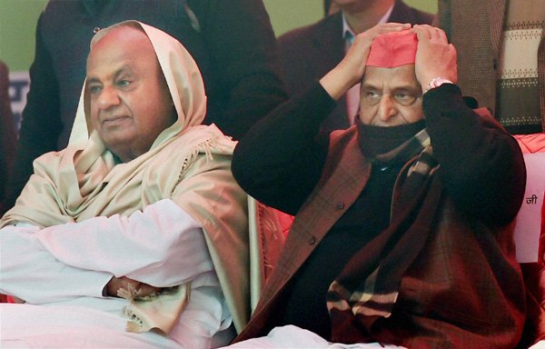 नई दिल्ली में जंतर-मंतर पर मोदी सरकार के खिलाफ जनता परिवार की ओर से विरोध-प्रदर्शन के दौरान मंच पर जेडीएस चीफ एचडी देवगौड़ा के साथ समाजवादी पार्टी के मुखिया मुलायम सिंह। (फ़ोटो-पीटीआई)