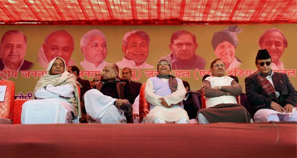 नई दिल्ली में जंतर-मंतर पर मोदी सरकार के खिलाफ जनता परिवार की ओर से विरोध-प्रदर्शन के दौरान मंच पर मुलायम सिंह, लालू प्रसाद यादव, एचडी देवगौड़ा, शरद यादव और आज़म खान। (फ़ोटो-पीटीआई)