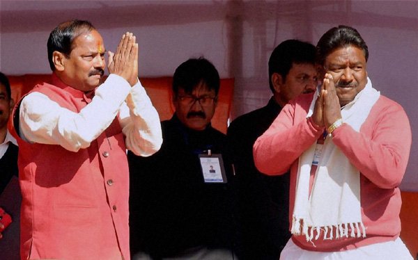 रघुवर दास ने 15 नवंबर, 2000 में बने झारखंड राज्य के दसवें मुख्यमंत्री के रूप में शपथ आज ली। राज्य बनने के चौदह वर्ष बाद वह पहले ऐसे मुख्यमंत्री हैं जो गैर आदिवासी हैं। दास के साथ आज चार अन्य मंत्रियों ने भी शपथ ली है। राज्य में नवंबर-दिसंबर में हुए विधानसभा चुनावों में पहली बार 81 सदस्यीय विधानसभा में भाजपा और उसके गठबंधन सहयोगी आज्सू को 42 सीटें जीतने में सफलता मिली है जिससे बहुमत की स्थिर सरकार की स्थापना हुई है। (फ़ोटो-पीटीआई)