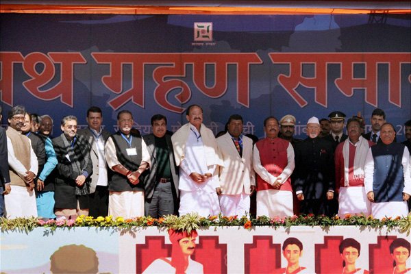 उनसठ वर्षीय रघुवर दास ने छात्र के रूप में सत्तर के दशक में जेपी आंदोलन में भाग लिया और 1977 में जनता पार्टी के सदस्य बने। 1980 में भाजपा की स्थापना के साथ ही वह सक्रिय राजनीति में आये। वह 1995 में पहली बार ही जमशेदपुर पूर्व से विधानसभा का चुनाव लड़े और जीत कर विधायक बने और तब से इस बार लगातार पांचवीं बार उन्होंने उसी क्षेत्र से विधायकी का चुनाव जीता है। (फ़ोटो-पीटीआई)