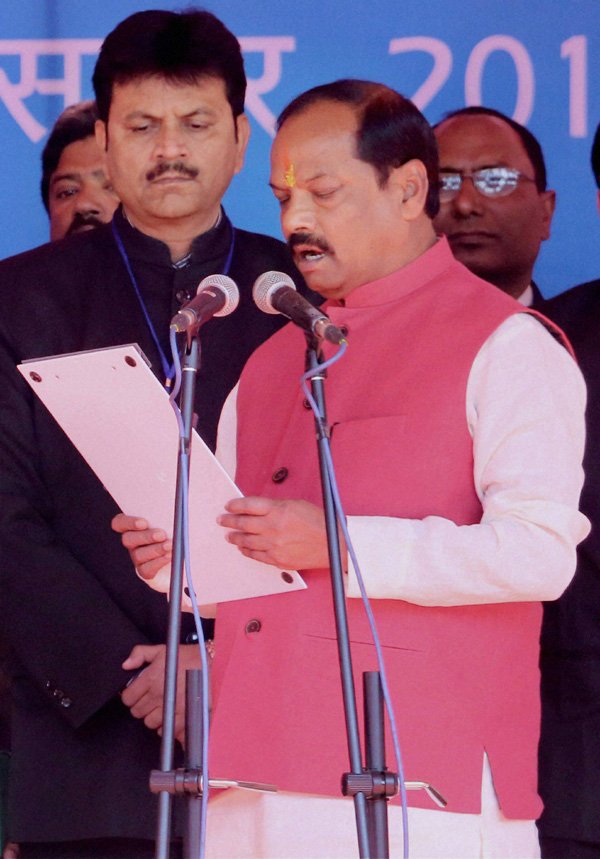 तत्कालीन बिहार के जमशेदपुर पूर्व से 1995 में उनका टिकट भाजपा के प्रसिद्ध विचारक के एन गोविंदाचार्य ने ही तय किया था और पहले ही अवसर का उपयोग करते हुए वह विधायक बन गये थे। इसीलिए मुख्यमंत्री पद के लिए मनोनीत किये जाने के बाद उन्होंने पार्टी का धन्यवाद किया है कि यह भाजपा में ही संभव है कि एक मजदूर का मजदूर बेटा इसी पार्टी में मुख्यमंत्री, राष्ट्रपति अथवा प्रधानमंत्री बन सकने की कल्पना कर सकता है। (फ़ोटो-पीटीआई)