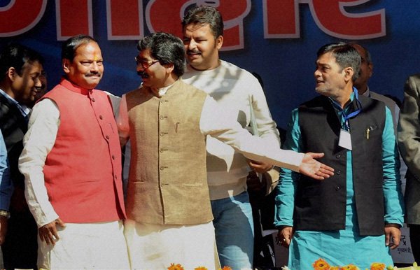दास 30 दिसंबर, 2009 से 30 मई, 2010 तक झारखंड मुक्ति मोर्चा के साथ बनी भाजपा की गठबंधन सरकार में उपमुख्यमंत्री, वित्त, वाणिज्य, कर, ऊर्जा, नगर विकास, आवास और संसदीय कार्य मंत्री रहे। हाल में 16 अगस्त, 2014 को अमित शाह की अध्यक्षता में बनी टीम में वह भाजपा के राष्ट्रीय उपाध्यक्ष बनाये गये। (फ़ोटो-पीटीआई)