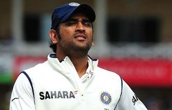 पूर्व क्रिकेटरों ने धोनी के फैसले पर जताई ‘हैरानी’