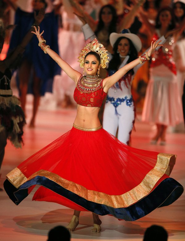 लंदन के एक्सेल सेंटर में रविवार (14 दिसंबर) को आयोजित 'विश्व सुंदरी 2014' मिस वर्ल्ड प्रतियोगिता के दौरान स्टेज पर डांस करती मिस इडिया कोयल राना। (फ़ोटो-एपी)