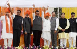 महाराष्ट्र की सत्ता में फिर लौटी भाजपा और शिवसेना, 20 मंत्री शामिल