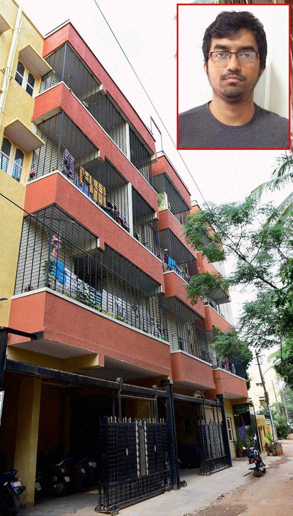 आतंकी संगठन ईस्लामिक स्टेट के ट्विटर अकाउंट संचालक मेहदी मसरूर बिस्वास को बेंगलूरू के इसी अपार्टमेंट से शनिवार (13 दिसंबर) को गिरफ्तार किया गया। वह पिछले कई सालों से @shamiwitness नाम से ट्विटर अकाउंट का संचालन कर रहा था। (फ़ोटो-पीटीआई)