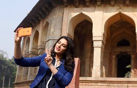 Nargis Fakhri Selfie Microsoft Lumia 535