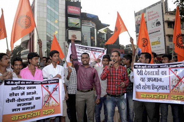 हाल ही में सिनेमाघरों में प्रदर्शित फिल्म पीके के खिलाफ मुंबई में विरोध के दौरान चिल्लाते बजरंग दल के कार्यकर्ता। (फ़ोटो-पीटीआई)