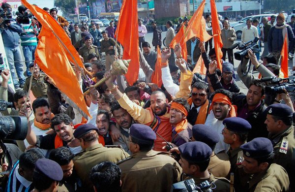 आमिर खान अभिनीत फिल्म पीके के खिलाफ सोमवार को भोपाल में विरोध करते बजरंग दल के कार्यकर्ता। (फ़ोटो-पीटीआई)