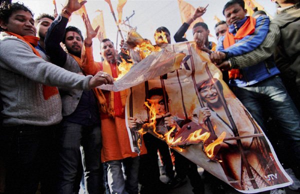 आमिर खान अभिनीत फिल्म पीके के खिलाफ सोमवार को जम्मू में विरोध करते बजरंग दल के कार्यकर्ता। (फ़ोटो-पीटीआई)
