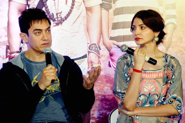 हैदराबाद में सोमवार (9 दिसंबर) को अपनी आनेवाली फ़िल्म PK का प्रमोशन करने पहुंचे बॉलीवुड अभिनेता आमिर खान और अभिनेत्री अनुष्का शर्मा। इस दौरान उन्होंने मीडिया के सवालों के जवाब भी दिए। (फ़ोटो-पीटीआई)