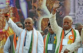 प्रवीण तोगड़िया, विश्व हिंदू परिषद, प्रवीण तोगड़िया विहिप, पाकिस्तानी झंडा, कश्मीर, Pravin Togadia, VHP, Kashmir, Pakistan Flag Wave, Hurriyat Conference, VHP News