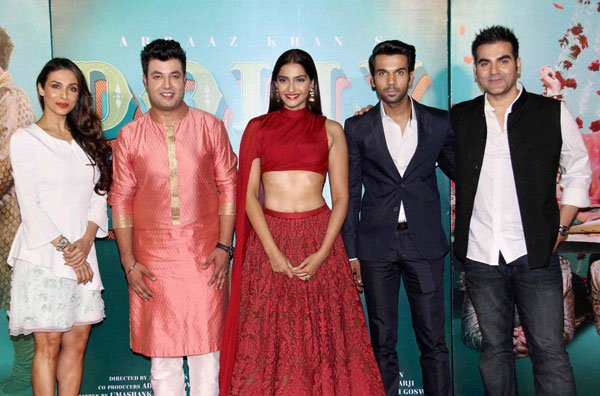 मुंबई में शुक्रवार शाम फ़िल्म 'डॉली की डोली' के ट्रेलर लॉन्चिंग के दौरान बॉलीवुड अभिनेत्री सोनम कपूर, मलाइका अरोड़ा ख़ान, अरबाज़ ख़ान, वरुण शर्मा, राजकुमार राव। (फ़ोटो-पीटीआई)