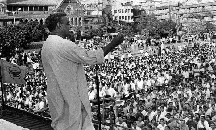 1999 की वाजपेयी की पाकिस्तान यात्रा की उनकी ही पार्टी के कट्टरवादी नेताओं ने आलोचना की थी लेकिन वह बस पर सवार होकर किसी विजेता की तरह लाहौर पहुंचे। वाजपेयी की इस राजनयिक सफलता को भारत म् पाक संबंधों में एक नए युग की शुरूआत की संज्ञा देकर सराहा गया। लेकिन यह दूसरी बात है कि पाकिस्तानी सेना ने गुपचुप अभियान के जरिए अपने सैनिकों की कारगिल में घुसपैठ करायी और इसके बाद दोनों पक्षों के बीच छिड़े संघर्ष में पाकिस्तान को मुंह की खानी पड़ी। (फोटो: एक्सप्रेस आर्काइव)