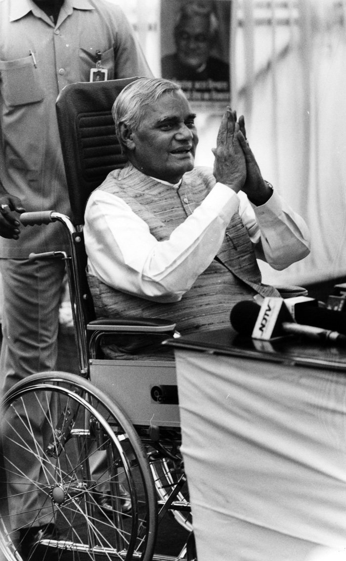 भारत के सबसे लोकप्रिय और करिश्माई नेताओं में शुमार अटल बिहारी वाजपेयी का देश के राजनीतिक पटल पर एक ऐसे विशाल व्यक्तित्व वाले राजनेता के रूप में सम्मान किया जाता है, जिनकी व्यापक स्तर पर स्वीकार्यता है और जिन्होंने तमाम अवरोधों को तोड़ते हुए 90 के दशक में राजनीति के मुख्य मंच पर भाजपा को स्थापित करने में महत्वपूर्ण भूमिका निभाई। (फोटो: एक्सप्रेस आर्काइव)