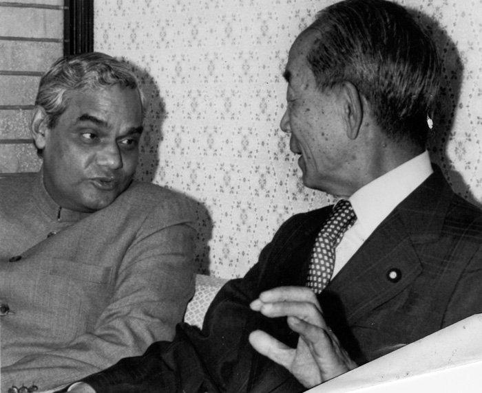 भाजपा के चार दशक तक विपक्ष में रहने के बाद वाजपेयी 1996 में पहली बार प्रधानमंत्री बने लेकिन संख्या बल में मात खाने से उनकी सरकार महज 13 दिन ही चल सकी। आंकड़ों ने एक बार फिर वाजपेयी के साथ लुकाछिपी का खेल खेला और स्थिर बहुमत नहीं होने के कारण 13 महीने बाद 1999 की शुरुआत में उनके नेतृत्व वाली दूसरी सरकार भी गिर गई। अन्नाद्रमुक प्रमुख जे जयललिता द्वारा केंद्र की भाजपा की अगुवाई वाली गठबंधन सरकार से समर्थन वापस लेने के कारण वाजपेयी सरकार धराशायी हो गयी। लेकिन 1999 के चुनाव में वाजपेयी पिछली बार के मुकाबले एक अधिक स्थिर गठबंधन सरकार के मुखिया बने जिसने अपना पांच साल का कार्यकाल पूरा किया। (फोटो: एक्सप्रेस आर्काइव)