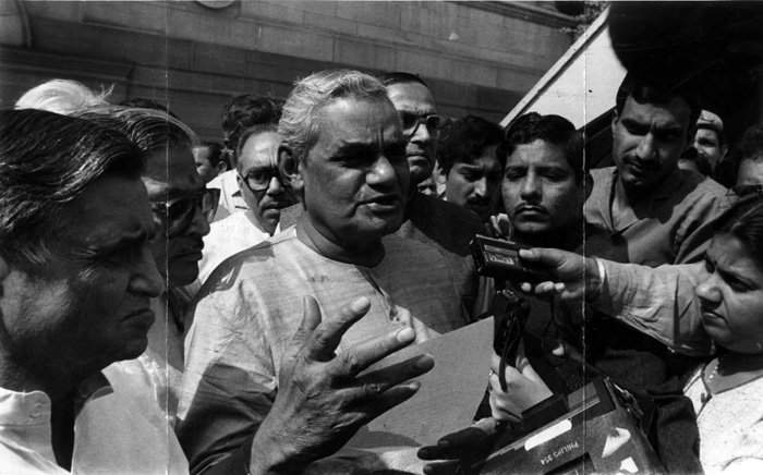 गठबंधन राजनीति की मजबूरियां ही कहिए कि भाजपा को अपने मूल से जुड़े मुद्दों को पीछे धकेलना पड़ा। इन्हीं मजबूरियों के चलते जम्मू कश्मीर को विशेष राज्य का दर्जा समाप्त करने, अयोध्या में राम मंदिर का निर्माण करने और समान नागरिक संहिता लागू करने जैसे उसके चिर प्रतीक्षित मुद्दे ठंडे बस्ते में चले गए। राष्ट्रीय और अंतरराष्ट्रीय फलक पर जवाहरलाल नेहरू की शैली और स्तर के नेता के रूप में सम्मान पाने वाले वाजपेयी का प्रधानमंत्री के रूप में 1998-99 का कार्यकाल साहसिक और दृढ़निश्चयी फैसलों के वर्ष के रूप में जाना जाता है। इसी अवधि के दौरान भारत ने मई 1998 में पोखरण में श्रृंखलाबद्ध परमाणु परीक्षण किए। (फोटो: एक्सप्रेस आर्काइव)