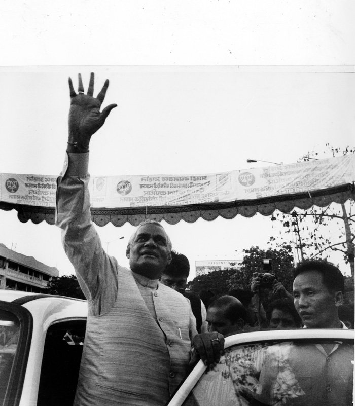 छह दिसंबर 1992 को अयोध्या में कार सेवकों द्वारा बाबरी मस्जिद को गिराए जाने की घटना वाजपेयी के लिए इस बात की अग्नि परीक्षा थी कि धर्मनिरपेक्षता के पैमाने पर वह कहां खड़े हैं। उस समय वाजपेयी लोकसभा में विपक्ष के नेता थे। वाजपेयी के विश्वासपात्र सहयोगी लालकष्ण आडवाणी और अधिकतर भाजपा नेताओं ने विध्वंस का समर्थन किया लेकिन वाजपेयी ने स्पष्ट शब्दों में इसकी निंदा की। (फोटो: एक्सप्रेस आर्काइव)