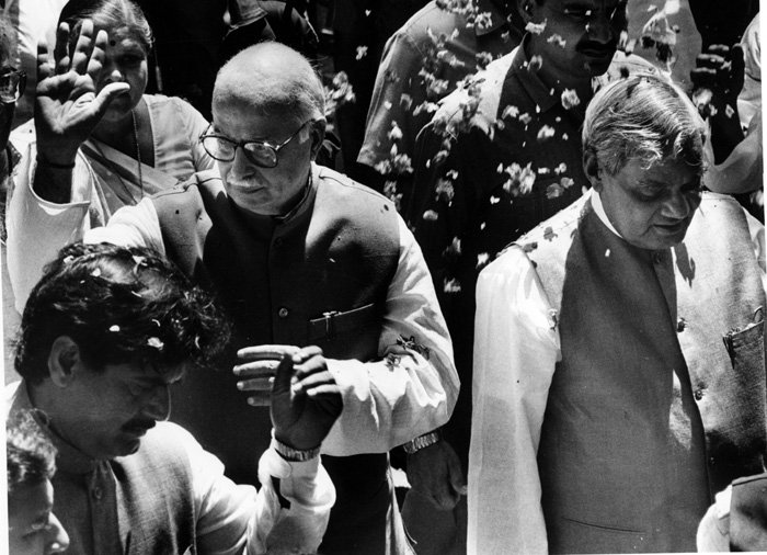वाजपेयी की निजी निष्ठा पर कभी गंभीर सवाल नहीं किए गए लेकिन हथियार रिश्वत कांडों ने उनकी सरकार में भ्रष्टाचार को उजागर किया और ऐसा वक्त भी आया जब उनके फैसलों पर शकांए जाहिर की गयीं। वाजपेयी एक जाने माने कवि भी हैं और उनके पार्टी सहयोगी अक्सर उनकी रचनाओं को उद्धत करते हैं। (फोटो: एक्सप्रेस आर्काइव)