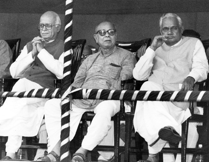 25 दिसंबर 1924 को मध्य प्रदेश के ग्वालियर शहर में उनका जन्म हुआ। उनके पिता कृष्ण बिहारी वाजपेयी और मां कृष्णा देवी हैं। वाजपेयी का संसदीय अनुभव पांच दशकों से भी अधिक का विस्तार लिए हुए है। वह पहली बार 1957 में संसद सदस्य चुने गए थे। ब्रिटिश औपनिवेशक शासन का विरोध करने के लिए किशोरावस्था में वाजपेयी कुछ समय के लिए जेल गए लेकिन स्वतंत्रता संग्राम में उन्होंने कोई मुख्य भूमिका अदा नहीं की। हिंदू राष्ट्रवादी संगठन राष्ट्रीय स्वयंसेवक संघ और जन संघ का साथ पकड़ने से पहले वाजपेयी कुछ समय तक साम्यवाद के संपर्क में भी आए। बाद में दक्षिणपंथी संगठनों से जुड़ाव के बाद जनसंघ और तत्पश्चात भाजपा के साथ उनके घनिष्ठ संबंधों की शुरूआत हुई। (फोटो: एक्सप्रेस आर्काइव)
