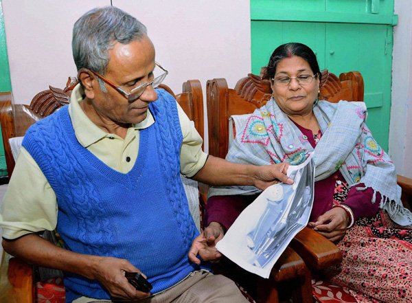 सिडनी के लिंट चॉकलेट कैफे में बंधक बनाए गए कोलकाता निवासी पुष्पेंदु घोष के माता-पिता। (पीटीआई फाइल फ़ोटो)