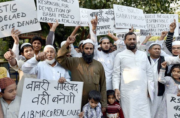 बाबरी मस्ज़िद विध्वंस की बरसी की संध्या पर अखिल भारतीय बाबरी मस्ज़िद पुनर्निर्माण समिति के सदस्यों ने नई दिल्ली के जंतर-मंतर पर विरोध-प्रदर्शन किया। (फ़ोटो-पीटीआई)