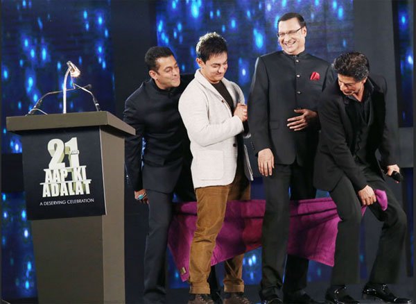 शो के 21 साल पूरे होने पर यहां 'खान की अदालत' में सलमान, शाहरूख और आमिर एक साथ काफी अच्छा समय बिताते नज़र आए।