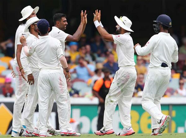 वहीं, दूसरे छोर पर मिशेल मार्श ने सात रन बना लिये हैं ।(फोटो: एपी)