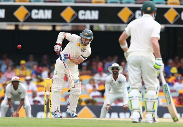 इससे पहले क्रिस रोजर्स ने 10 चौकों की मदद से 55 रन बनाए। उन्होंने यादव की गेंद पर विकेट के पीछे भारतीय कप्तान महेंद्र सिंह धोनी को कैच थमाया। (फोटो: एपी)