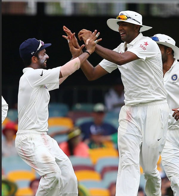 पहले टेस्ट की दोनों पारियों में शतक जमाने वाले वॉर्नर ने 28 गेंद में छह चौकों की मदद से 29 रन बनाए। (फोटो: एपी)