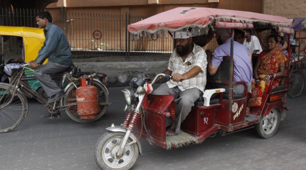 ई-रिक्शा चालकों को बड़ी राहत, कैबिनेट ने ड्राइविंग लाइसेंस के नियमों में दी ढील