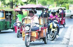 संसद से निकला ई-रिक्शा चलने का रास्ता