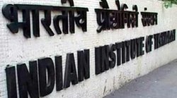 क्या सचिन तेंदुलकर और सुब्रह्मण्यम स्वामी के कारण IIT दिल्ली के निदेशक ने दिया इस्तीफा