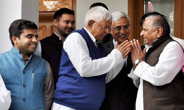 मोदी सरकार से सामना करने के लिए हाथ मिलाने वाले यह दोनों नेता लालू प्रसाद यादव और मुलायम सिंह यादव निजी जिंदगी में भी रिश्तेदार बनने जा रहे हैं। (फोटो: भाषा)
