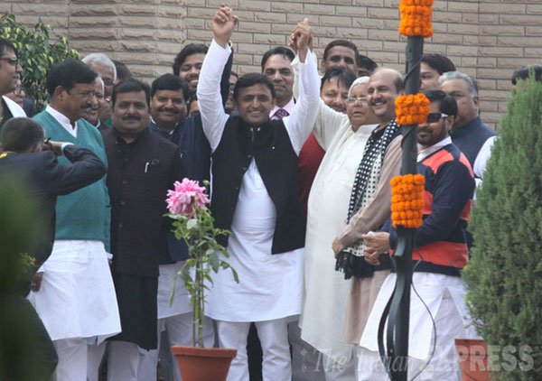 लालू प्रसाद यादव के साथ उत्तर प्रदेश मुख्यमंत्री अखिलेश यादव। (एक्सप्रेस फोटो: प्रेमनाथ पांडे)