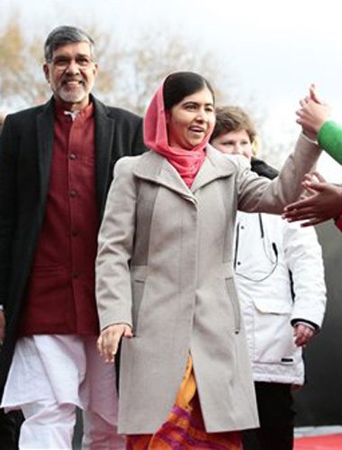 पुरस्कार ग्रहण करने के बाद सत्यार्थी ने उपस्थित दर्शकों से कहा कि वे अपने भीतर बच्चे को महसूस करें। उन्होंने कहा, बच्चों के खिलाफ अपराध के लिए सभ्य समाज में कोई स्थान नहीं है। उन्होंने कहा, ‘बच्चे हमारी अकर्मण्यता को लेकर सवाल कर रहे हैं और हमारे कदम को देख रहे हैं। सभी धर्म बच्चों की देखभाल करने की शिक्षा देते हैं।’ (फोटो: भाषा)