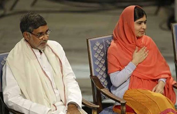 बाल श्रमिकों की संख्या में कमी का जिक्र करते हुए सत्यार्थी ने कहा, ‘मेरा सपना है कि हर बच्चे को विकास करने के लिए मुक्त किया जाए। बच्चों के सपनों को पूरा नहीं होने देना से बड़ी हिंसा कुछ नहीं है।’ समाज के कमजोर तबकों के लोगों के साथ अपने अनुभव को साझा करते हुए नोबेल पुरस्कार विजेता ने कहा, ‘मैं उन करोड़ों बच्चों का प्रतिनिधित्व कर रहा हूं जिनकी आवाजें दबी हुई हैं और वे कहीं गुमनामी में जी रहे हैं।’ उन्होंने कहा, ‘इस सम्मान का श्रेय उन लोगों को जाता है जिन्होंने बच्चों को मुक्त कराने के लिए काम किया और त्याग दिया।’ (फोटो: भाषा)