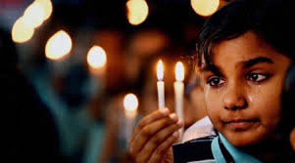 पाकिस्तान के पेशावर में सैन्य स्कूल पर तालिबानी हमले में 141 लोग मारे गए जिसमें ज्यादातर मासूम बच्चे थे। (फोटो: एपी)