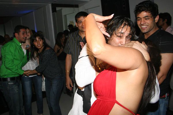 वह साल 2005 था, जब मीका के जन्‍मदिन के मौके पर पार्टी का आयोजन किया गया था। बर्थडे पार्टी के दौरान अचानक मीका ने राखी सावंत को किस कर लिया था। किस को लेकर खफा राखी ने सार्वजनिक तौर पर इस बात की काफी आलोचना की थी। (फोटो: फाइल)