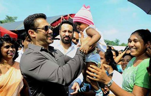 सत्तारूढ़ गठबंधन से कुछ लोगों के अपने विरोधी मैत्रीपाला श्रीसेना के खेमे में जाने से निराश राजपक्षे के समर्थन के आधार को भी झटका लगा है। (स्रोत: Twitter @adaderana)