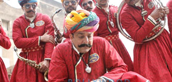सूत्रों के मुताबिक यह फिल्म तीन हिस्सों में होगी। राजकुमार हिरानी का कहना है कि पिछले दिनों जब संजय पैरोल पर जेल से बाहर आए तो उन्होंने अपनी जिंदगी के कुछ कड़वे सच उनसे बांटे हैं। हिरानी ने पाया कि संजू की जिंदगी में फिल्मों से ज्यादा ड्रामा है। (बॉलीवुड हंगामा)
