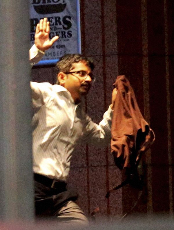 ऑस्ट्रेलिया के सबसे बड़े शहर सिडनी की घनी आबादी वाले इलाके में स्थित लिंट चाकलेट कैफे में पुलिसकर्मियों ने स्थानीय समयानुसार मंगलवार तडके-तडके ढाई बजे (भारतीय समयानुयार रात नौ बजे) प्रवेश किया और बाद में इस संकट के खत्म होने का एलान किया गया। (फोटो: एपी)
