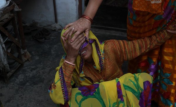 कहते हैं एक पत्नी के लिए उसका पति देवता के समान होता है लेकिन मुन्नी के लिए उसका शिव दरिंदा है। (एक्सप्रेस फोटो: प्रेमनाथ पांडेय)