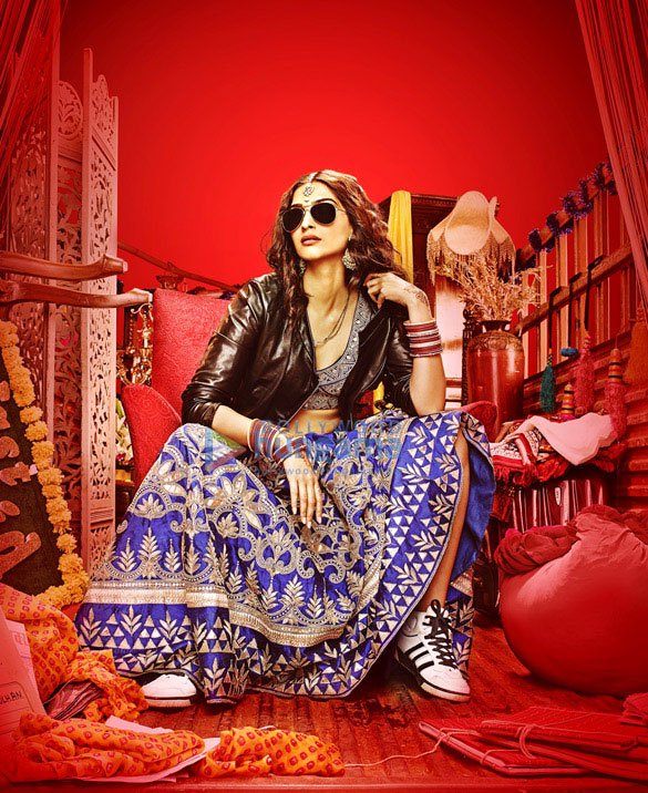बॉलीवुड की हॉट अभिनेत्री और फैशन आइकन सोनम कपूर ने स्टाइलिस्ट परनिया कुरैशी के साथ अपने पुराने कपड़ों को लेकर कोलैबोरेशन किया है। (फोटो: बॉलीवुड हंगामा)