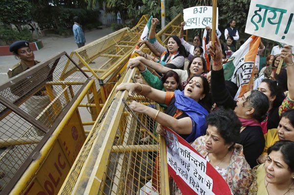 दिल्‍ली में ऐप के जरिए बुक कराई गई उबर कंपनी के कैब ड्राइवर द्वारा बलात्‍कार किए जाने के बाद दिल्‍ली सरकार ने उबर और ऐप बेस्‍ड तमाम कैब कंपनियों को बैन कर दिया है। (फोटो: भाषा)