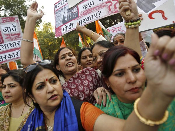 दिल्‍ली में करीब 20 कंपनियां कैब सर्विस दे रही हैं। इनमें उबर के अलावा पॉपुलर टैक्‍सी-फॉरस्‍योर, ओला, क्विक कैब, डेल्‍ही कैब और विन एंड कोजी प्रमुख हैं। इन सभी को अब अपनी सर्विस रोकनी होगी। (फोटो: भाषा)