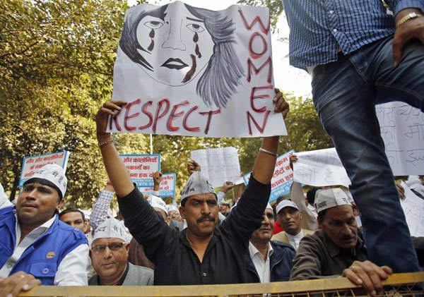 अकेले उबर करीब 3000 ड्राइवर की सेवा लेती है। दिल्‍ली सरकार के ट्रांसपोर्ट विभाग ने सोमवार को जारी नोटिफिकेशन में कहा कि ईजी कैब, मेगा कैब, मेरु कैब, चैनसन कैब, यो कैब और एयर कैब को ही दिल्‍ली में रेडियो टैक्‍सी चलाने का लाइसेंस मिला हुआ है। उबर पर बैन लगने के कुछ ही देर बाद यह नोटिफिकेशन जारी हुआ। (फोटो: भाषा)