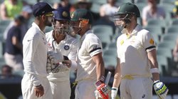 नोबॉल पर विकेट को लेकर भिड़ गए वॉर्नर और एरॉन