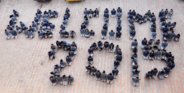 New Year 2015: मथुरा में नए साल का स्वागत करते छात्र। (फ़ोटो-पीटीआई)